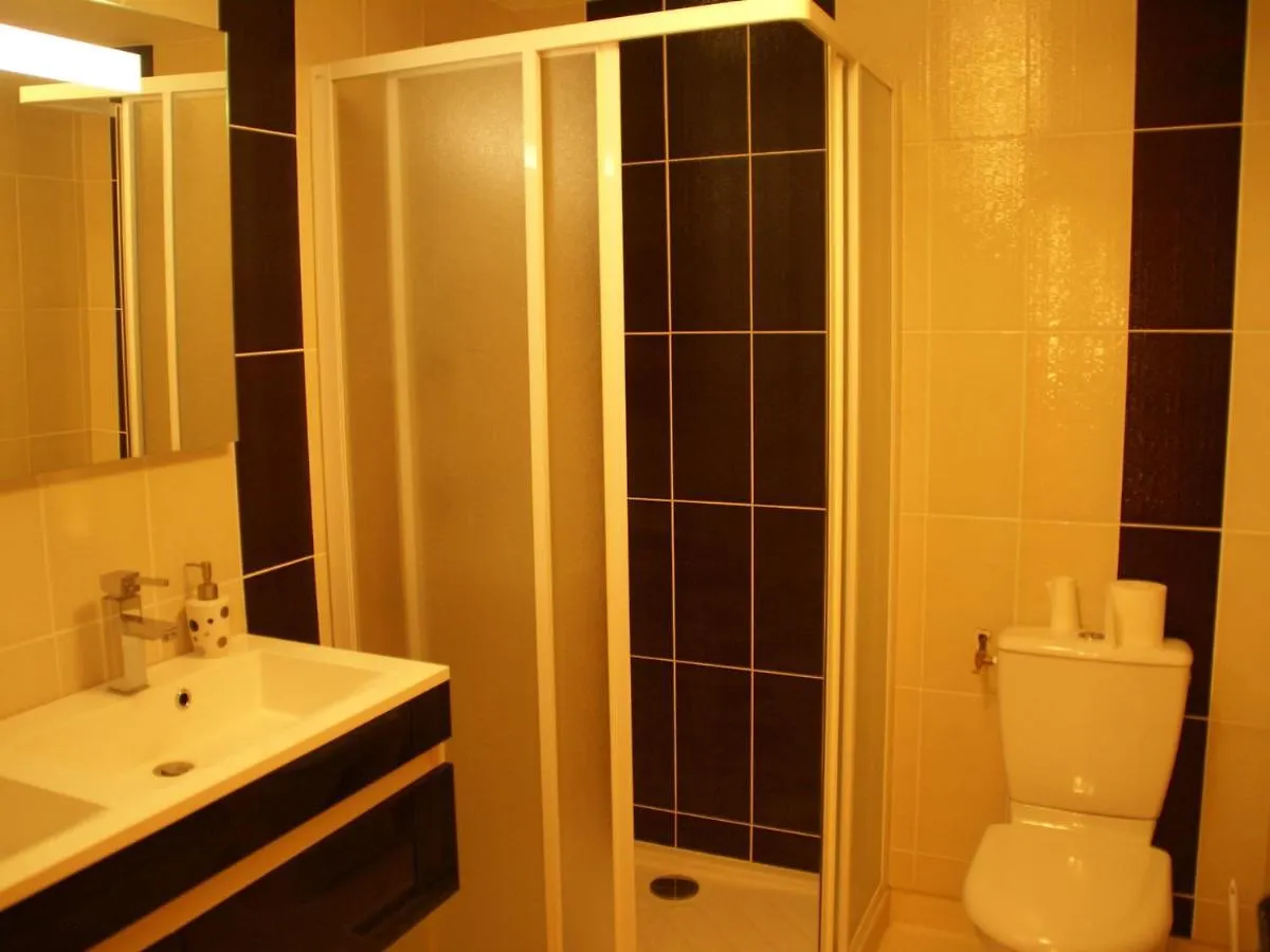 Cosy Holiday Home With Garden Saint-Geniez-dʼOlt 0*,  Francia
