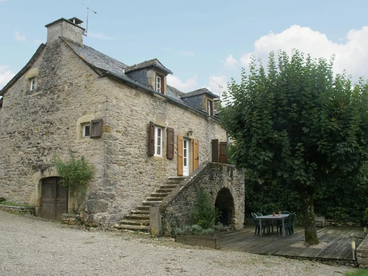 Cosy Holiday Home With Garden Saint-Geniez-dʼOlt