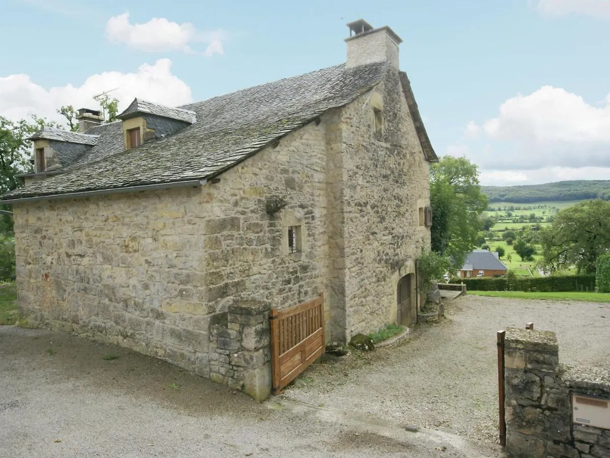 Cosy Holiday Home With Garden Saint-Geniez-dʼOlt