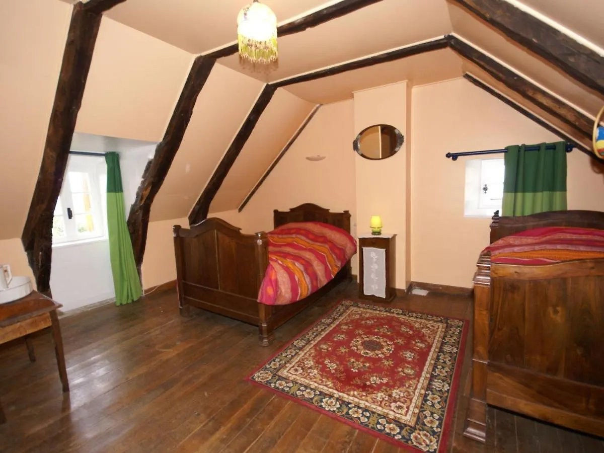 Cosy Holiday Home With Garden Saint-Geniez-dʼOlt
