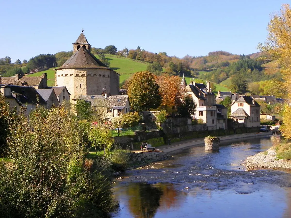 Cosy Holiday Home With Garden Saint-Geniez-dʼOlt