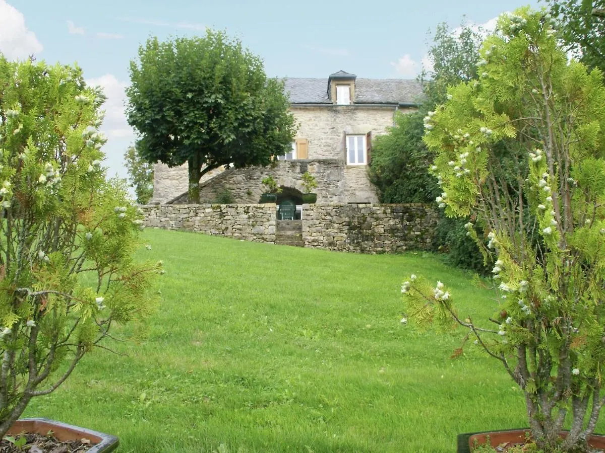 Cosy Holiday Home With Garden Saint-Geniez-dʼOlt