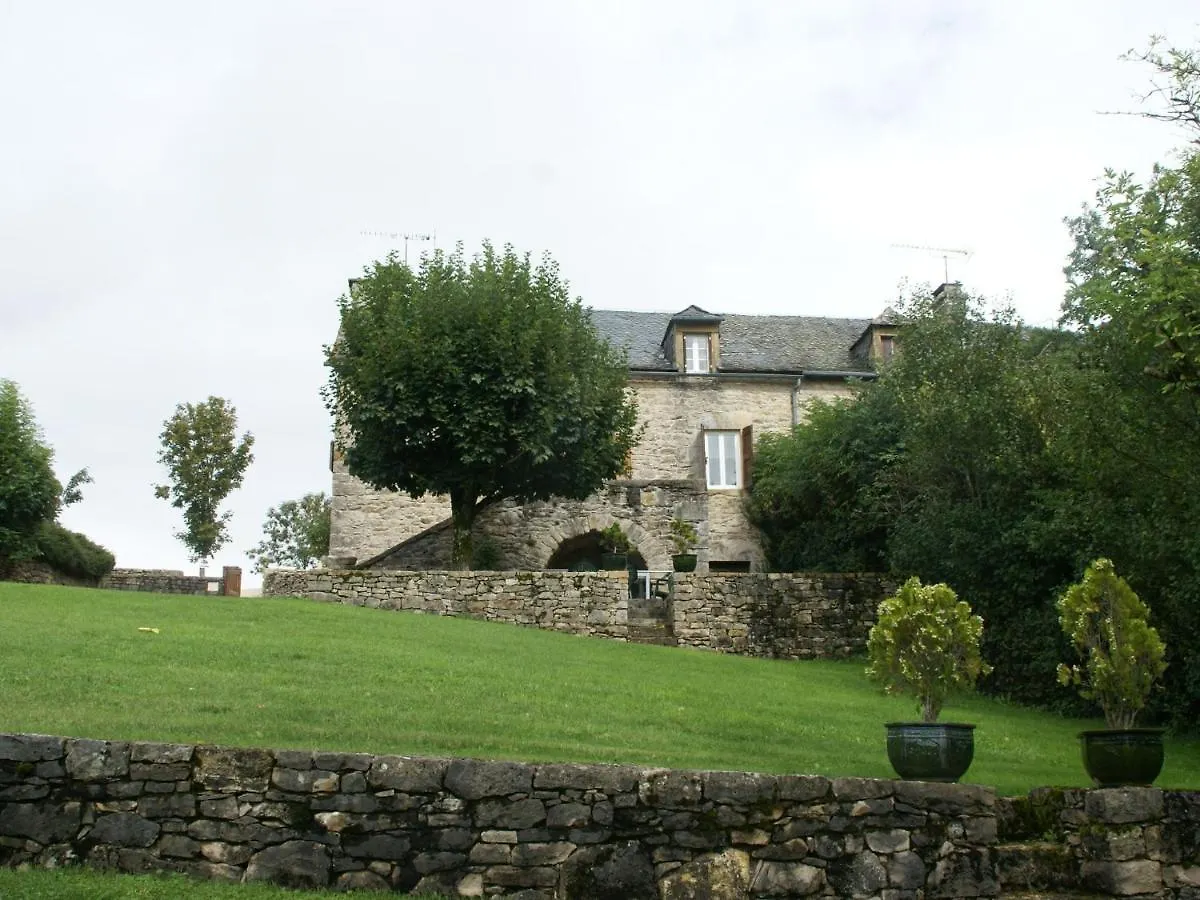 Cosy Holiday Home With Garden Saint-Geniez-dʼOlt